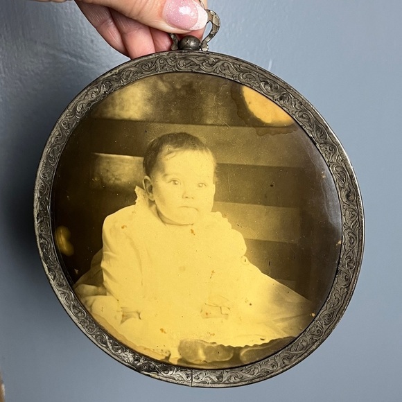 Antique Tintype Victorian Baby Photo in Ornate Round Picture Frame - Picture 2 of 14